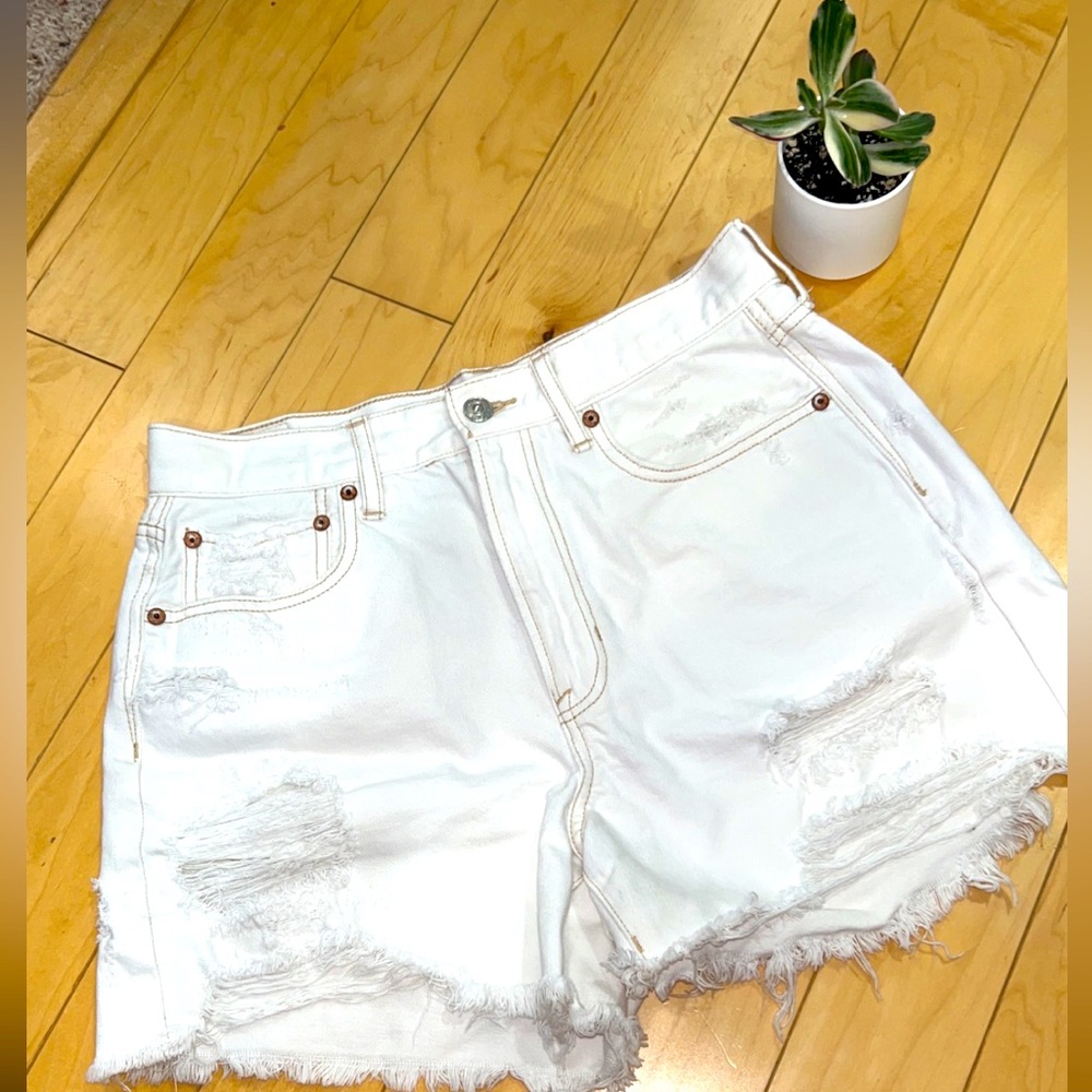 White, high rise AE jean shorts